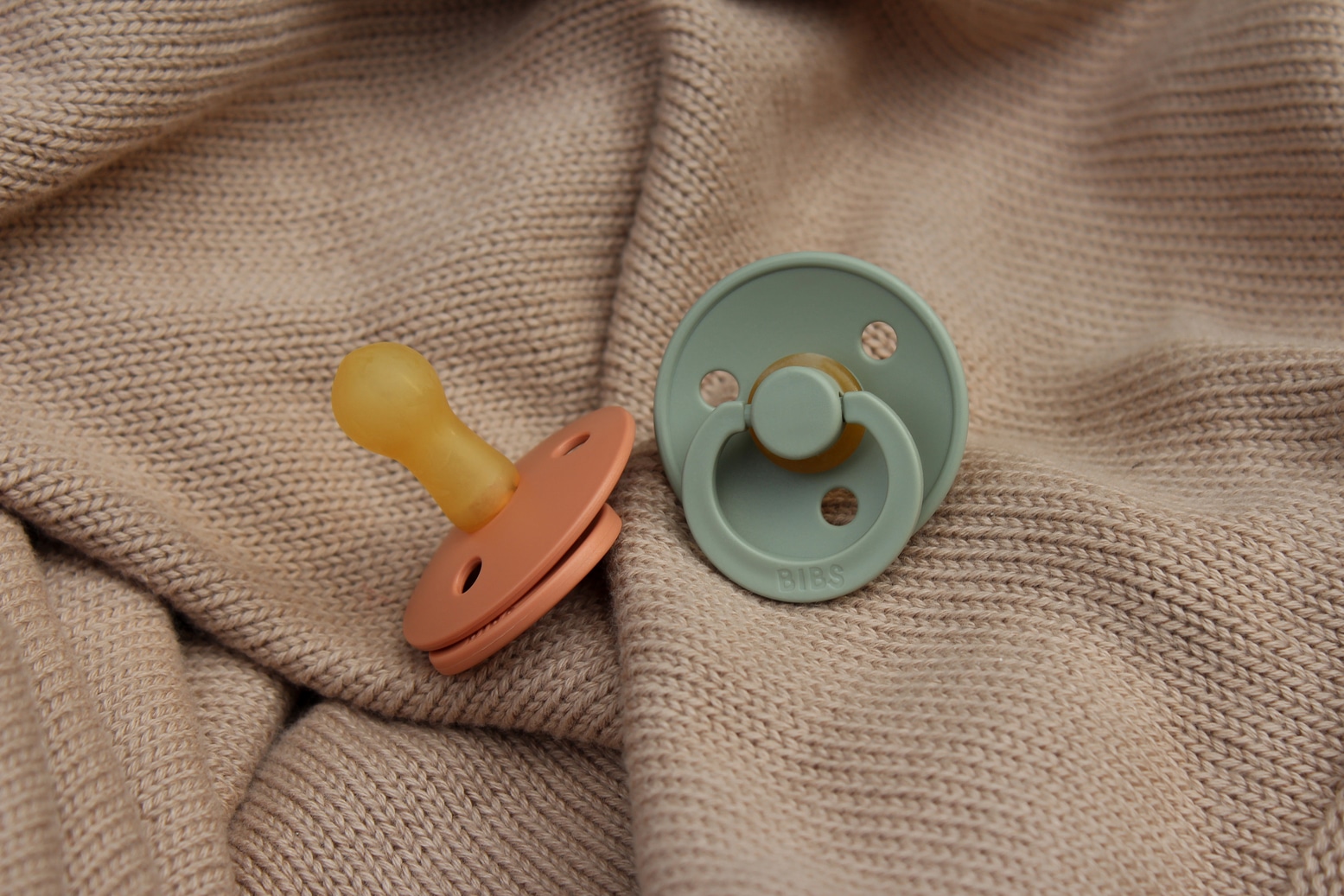 BIBS - Set 2 suzete Colour Latex, tetina rotunda, 6 luni +-Sand/Iron - Image 2